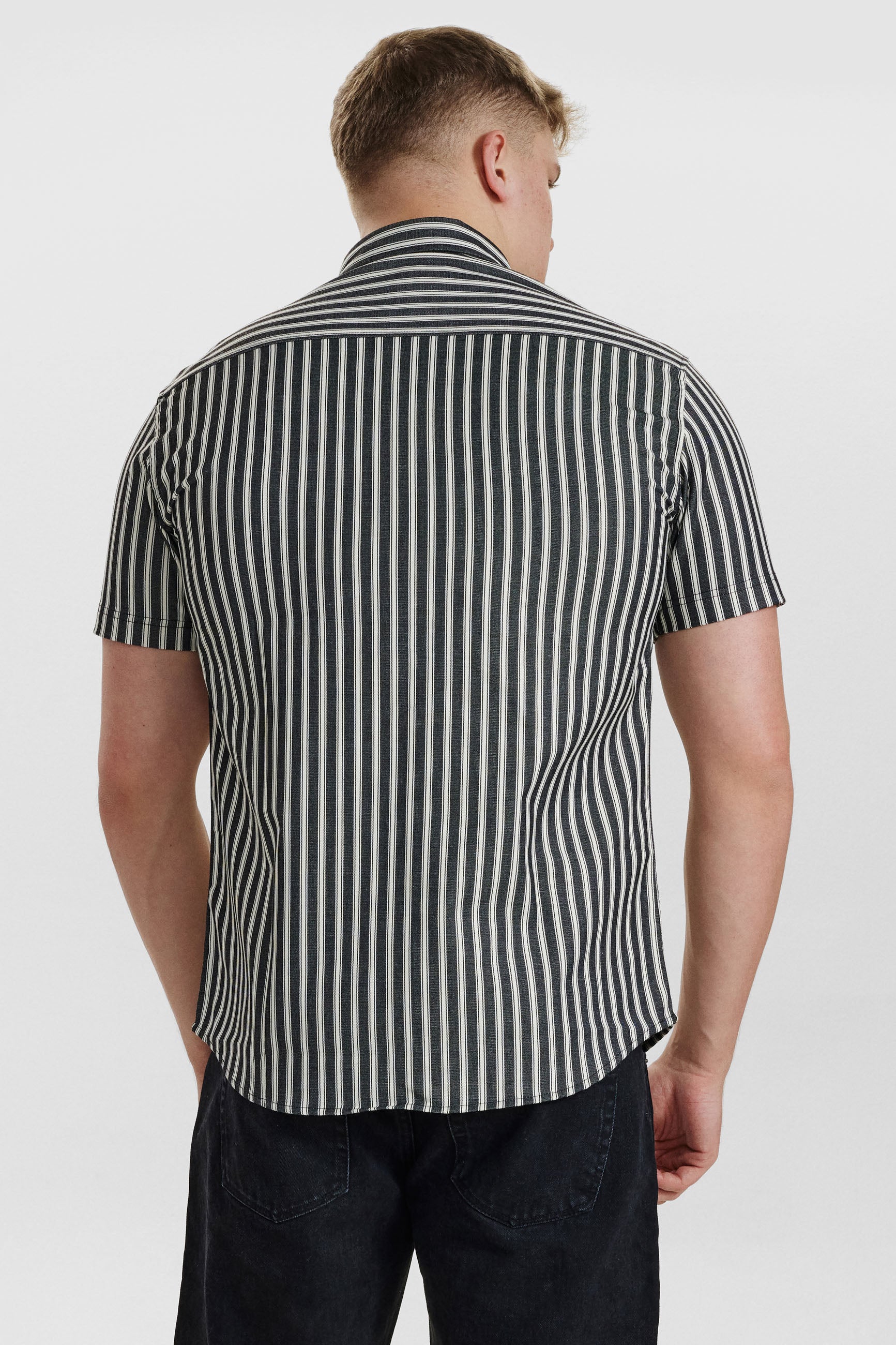 DXNMXRK. DX-Carsten Outlet White/Black