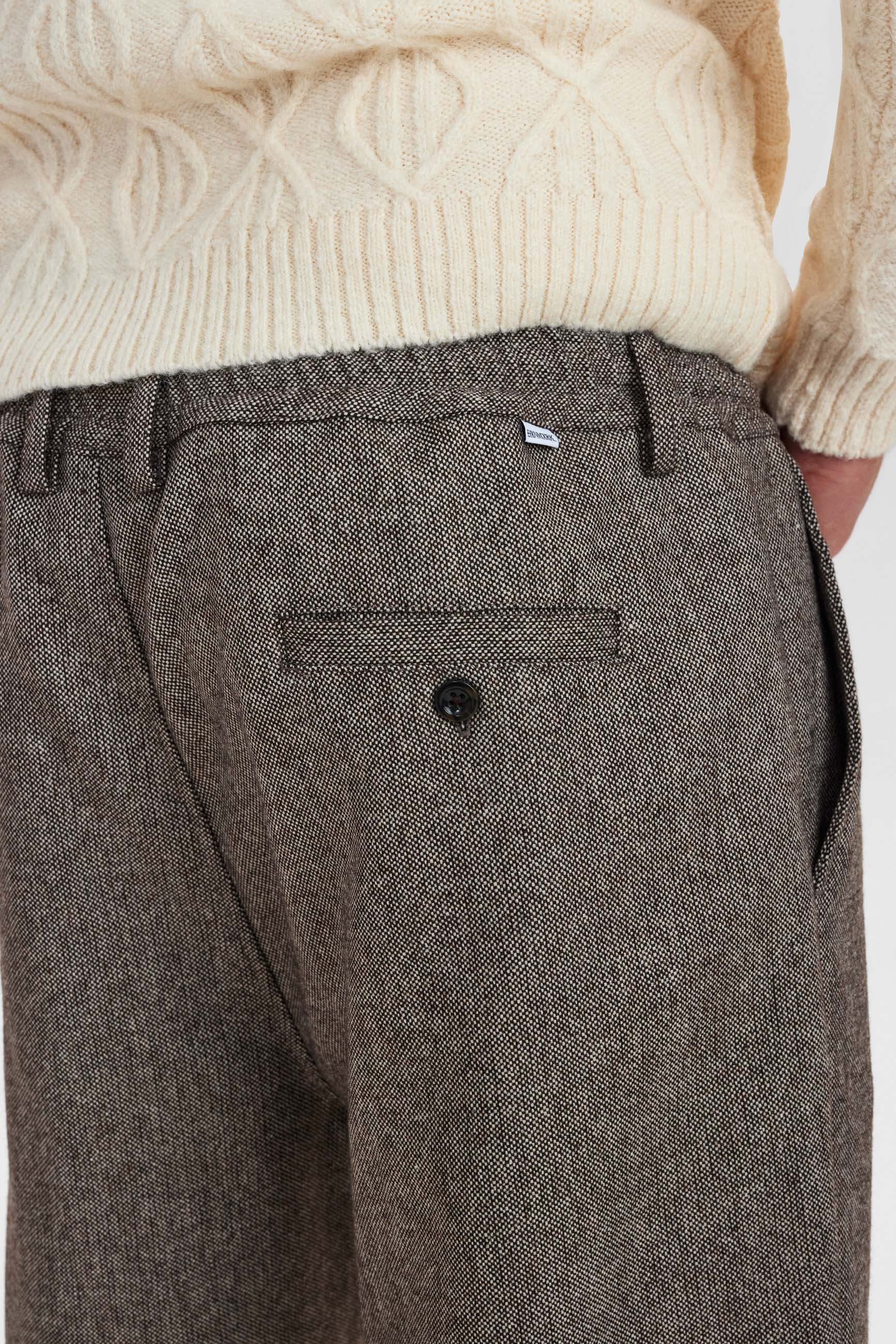 DXNMXRK. DX-Eik Outlet Dark Brown